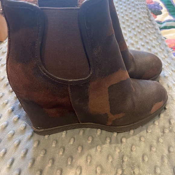 Donald Pliner gorgeous cow print tall wedges. Like new. Fashion statement. - Picture 2 of 4